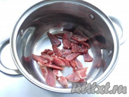 
Говядину нарезать тонкими брусочками и поместить в кастрюлю. Залить водой и поставить кастрюлю на огонь. Когда вода закипит, уменьшить огонь, убрать пену, бульон посолить. Варить мясо минут 25-30.
