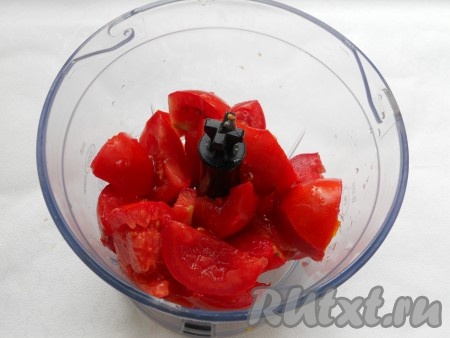 Томатное пюре готовится из свежих спелых, мясистых помидоров. Их нужно нарезать и поместить в чашу блендера.
