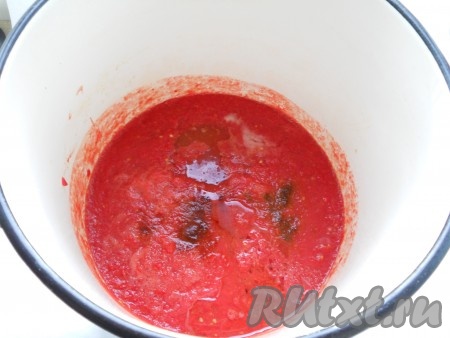 Томатное пюре вылить в кастрюлю, поставить на огонь. Добавить в пюре соль, сахар, растительное масло и молотую паприку. Влить уксус. Довести томат до кипения.
