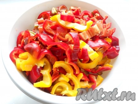 Перец болгарский сладкий вымыть, очистить от семян и нарезать длинными полосами.
