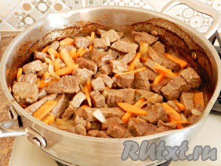 Нарезать лук и морковь, добавить к мясу, обжарить все вместе, иногда помешивая, в течение нескольких минут. Добавить немного воды, примерно полстакана, накрыть крышкой и тушить на медленном огне 40-45 минут.
