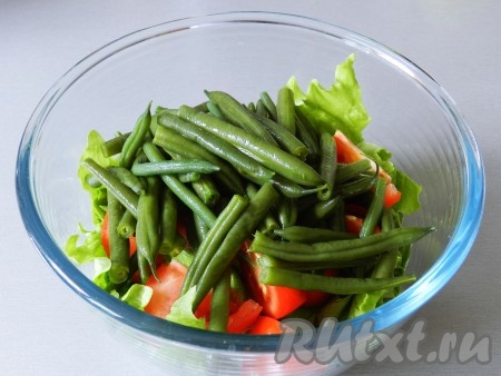 Добавить&nbsp;стручковую фасоль в салат к помидорам и листьям салата. Для приготовления заправки смешать лимонный сок, оливковое масло, горчицу, соль, перец, хорошо перемешать. Заправить салат половиной приготовленной заправки и аккуратно перемешать.
