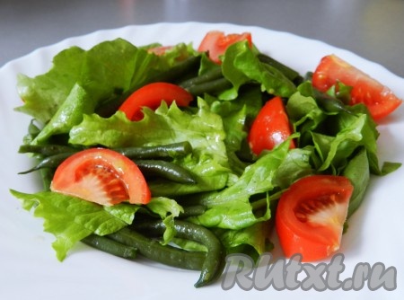 Салат выложить на тарелку.
