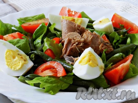 Салат полить оставшейся заправкой и сразу же подать на стол. Вкусный, сочный салат с тунцом и стручковой фасолью готов.
