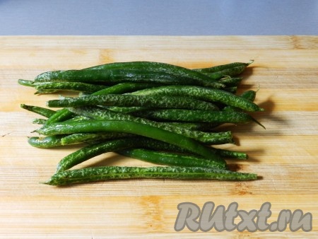 Стручковую фасоль выложить в кипящую подсоленную воду и варить минут 6-7, затем воду слить. Готовую фасоль обдать ледяной водой.
