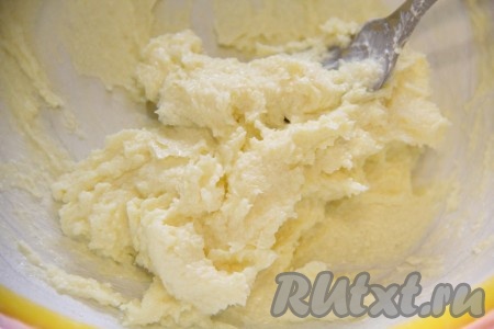 С помощью вилки перетереть масло с сахаром.