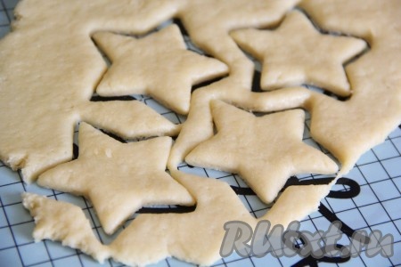  Раскатать тесто в пласт толщиной примерно 1 см. Вырезать печенье любой формы.