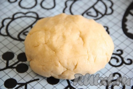 Затем выложить тесто на силиконовый коврик или присыпанный мукой стол и хорошо его вымесить. Тесто станет гладким и эластичным. Если тесто подлипает, то припылите тесто мукой.&nbsp;
