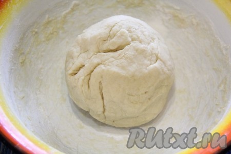 Замесить мягкое и слегка липкое тесто. Убрать тесто в пищевую плёнку и оставить его при комнатной температуре на 30 минут. 