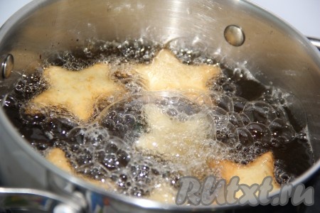 Масло для фритюра хорошо разогреть, если у Вас есть фритюрница, то можно ею воспользоваться. Аккуратно опустить печенье в разогретое масло. Жарить печенье до золотистого цвета.