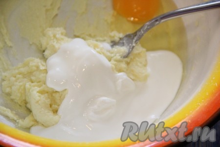 И влить сметану. Я использовала сметану жирностью 15%, но можно и 20% жирности.
