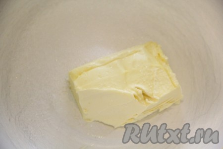 Размягченное сливочное масло соединить с сахаром.