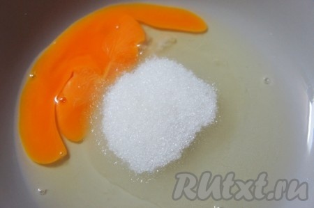 К яйцу добавить сахарный песок, соль. Взбить.