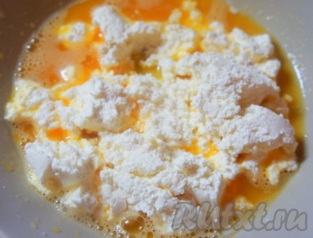 Добавить творог, ванилин. Перемешать.