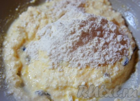 Творожную массу перемешать, добавить муку, снова перемешать.