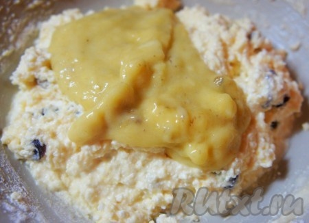 Банан пюрировать блендером, добавить в творожное тесто для сырников. Перемешать.
