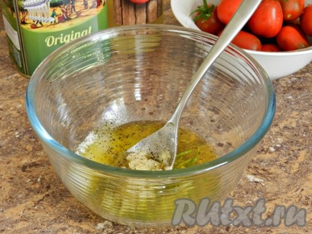 Для приготовления маринада смешать масло и уксус, добавить пропущенный через пресс чеснок, сахар, чёрный молотый перец,&nbsp;соль, розмарин.