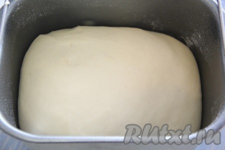 Для того чтобы замесить тесто для булочек вручную, нужно в объёмной миске соединить тёплое молоко (температура молока не выше 38 градусов), не горячее растопленное сливочное масло, соль и сахар, перемешать. Затем всыпать треть муки и все дрожжи, перемешать тесто ложкой. Частями начать всыпать оставшуюся муку, каждый раз хорошо вмешивая её. Когда перемешивать ложкой станет тяжело, продолжить вымешивать тесто руками. Итоговое тесто для булочек должно не липнуть к рукам, быть мягким и нежным. Оставить тесто в миске на 1,5 часа в тёплом месте. Для того чтобы тесто не заветривалось в процессе подъёма, миску с тестом желательно накрыть хлопчатобумажным полотенцем. Тесто хорошо поднимется, увеличившись в объёме в 2-3 раза.