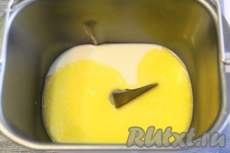 Влить растопленное масло в ведёрко.