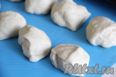 Тесто, поднявшееся в хлебопечке или в миске, хорошо обмять, затем разделить на 16-18 кусочков (именно столько булочек у нас и получится).