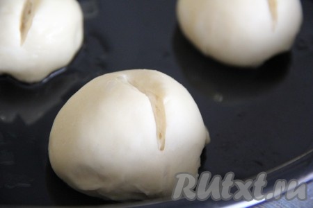 Сделать с помощью лезвия глубокий надрез на каждой булочке.