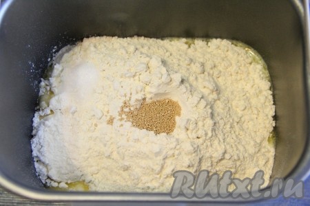 Затем всыпать просеянную муку и дрожжи.&nbsp;Выставить режим "Замес теста" (в моей хлебопечке тесто замешивается 1,5 часа).