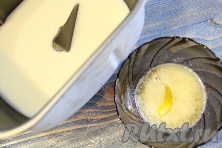 Дрожжевое тесто для приготовления булочек можно замесить как вручную, так и в хлебопечке. Молоко подогреть примерно до 38 градусов.&nbsp;Сливочное масло растопить, дать остыть. Для того чтобы замесить тесто в хлебопечке, нужно подогретое молоко влить в ведёрко хлебопечки, добавить сахар и соль.