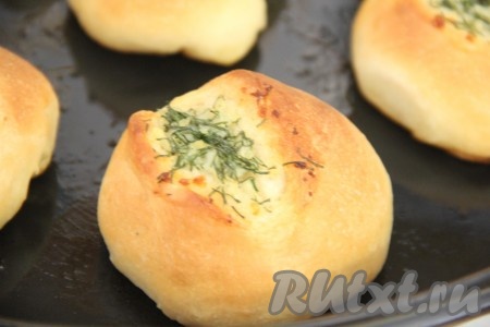 Поставить противень с булочками с чесночным маслом в разогретую до 200 градусов духовку и выпекать минут 25-30 (до золотистого цвета дрожжевого теста).