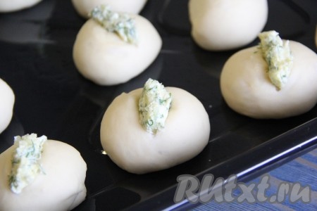 Выложить в разрез немного приготовленного чесночного масла.