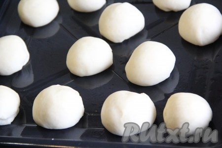 Во время расстойки булочки увеличатся в объёме.