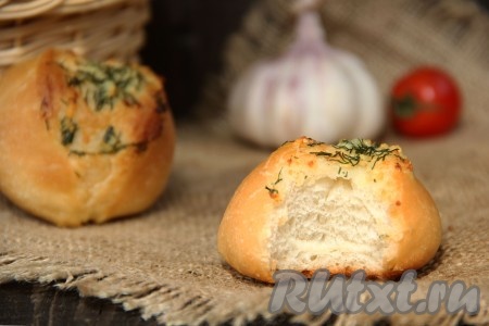 Готовую выпечку достать из духовки, дать немного остыть. Аппетитные булочки, приготовленные с чесночным маслом, станут прекрасным дополнением к борщу или к другим первым блюдам. Вот таким воздушным получается дрожжевое тесто в этих булочках в разрезе.