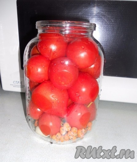 Затем заполнить банку помидорами.
