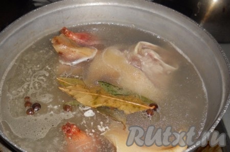 Поместить уши в кастрюлю, залить холодной водой и поставить вариться. Когда ушки закипят, посолить их по вкусу и по истечении 30 минут положить в кастрюлю лавровый лист, душистый перец и лук. Варить ушки 1,5 часа.