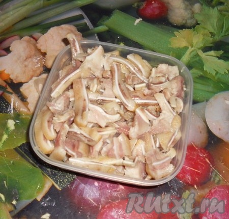 Когда ушки сварятся, их нужно хорошо промыть под проточной водой (чтобы не слипались) и нарезать соломкой.