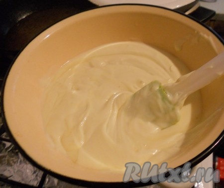 Получившуюся массу перелить в миску. Поставить миску на водяную баню (я поместила миску в кастрюлю, предварительно налив в нее воду) и, помешивая, варить около 15 минут. За это время масса должна расплавиться и стать однородной. Если после расплавления масса будет не совсем однородной, то можно еще разок взбить блендером.