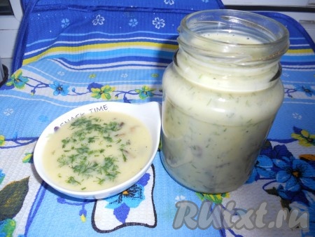 Даем домашнему плавленному сыру из творога полностью остыть и убираем в холодильник. Для пикантности можно добавить парочку измельченных зубчиков чеснока. У меня получилось две 400 граммовые баночки домашнего плавленного сыры с шампиньонами по этому рецепту.