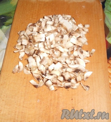 Шампиньоны мелко нарезать, слегка посолить, можно добавить черный молотый перец.