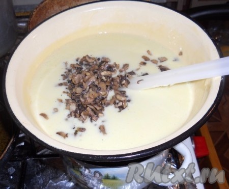 Когда сырная масса полностью расплавится, добавить жареные шампиньоны и мелко нарезанный укроп, хорошенько перемешать. И сразу же перелить в формы или в стеклянную баночку.