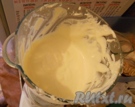 Взбить погружным блендером до однородной массы (я использую блендер из кухонного комбайна).