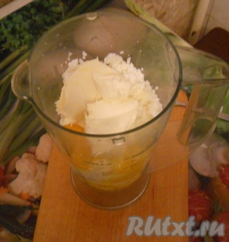 Смешать в блендере творог, сметану, яйца, соль, соду.