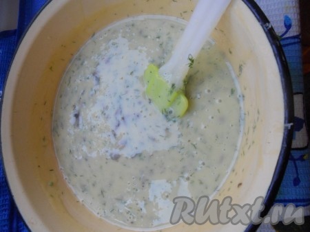 Когда сырная масса полностью расплавится, добавить жареные шампиньоны и мелко нарезанный укроп, хорошенько перемешать. И сразу же перелить в формы или в стеклянную баночку.