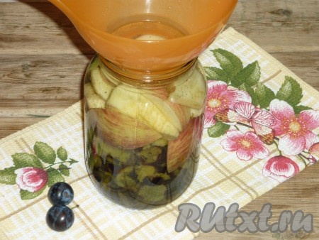 700 мл воды довести до кипения, всыпать сахар и проварить, помешивая, до полного растворения сахара. Получившийся горячий сироп залить в банку с терном и яблоками. На дно кастрюли, в которой будем стерилизовать банку с компотом, положить полотенце (это нужно для того, чтобы наша банка при кипении в кастрюле не лопнула), налить воду (вода должна будет доходить до "плечиков" банки, которую мы туда поставим). Поставить кастрюлю на огонь и нагреть воду (вода должна стать тёплой). Аккуратно поставить в кастрюлю банку, прикрытую предварительно прокипяченной крышкой. Довести воду в кастрюле до кипения и простерилизовать банку на среднем огне 15 минут.
