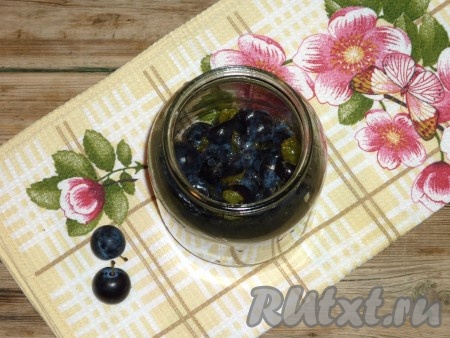 Ягоды терна вымыть под холодной проточной водой. Удалить косточки. На дно простерилизованной банки выложить подготовленные ягоды терна.&nbsp;
