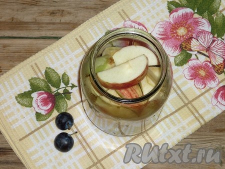 Яблоки вымыть, нарезать дольками и добавить в банку с терном.&nbsp;
