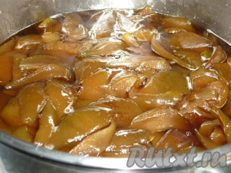 Последний раз варить варенье из долек груш на очень медленном огне около 40-60 минут, сироп будет становится более густым, а дольки груш приобретут красивый янтарный цвет.&nbsp;
