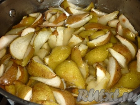 Затем процедуру варки повторить еще два раза. Я провариваю варенье утром и вечером, затем оставляю ещё на ночь. Процедура приготовления этого варенья длительная, но она этого стоит. С каждым разом дольки груш будут менять цвет на более тёмный.&nbsp;
