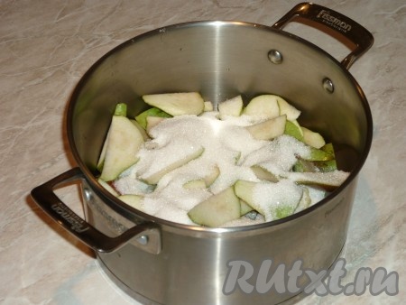 Сложить их в кастрюлю и засыпать сахаром. Оставить на пару часов при комнатной температуре, чтобы груши пустили сок. 