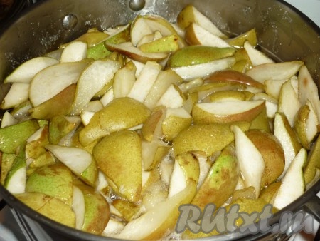 После закипания огонь уменьшить и проварить 10 минут. Кастрюлю снять с огня и дать варенью полностью остыть (я оставляю на ночь).&nbsp;
