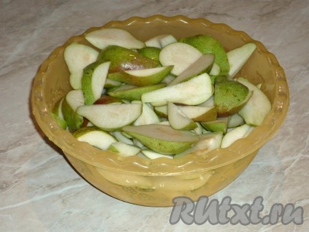 Груши нарезать дольками.&nbsp;
