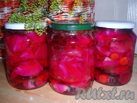 Капуста, маринованная со свеклой на зиму, получается нежной и очень вкусной.
